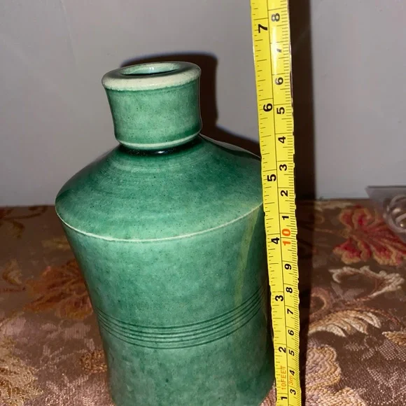 Elegant Green Ceramic Vase - Picture 3 of 3